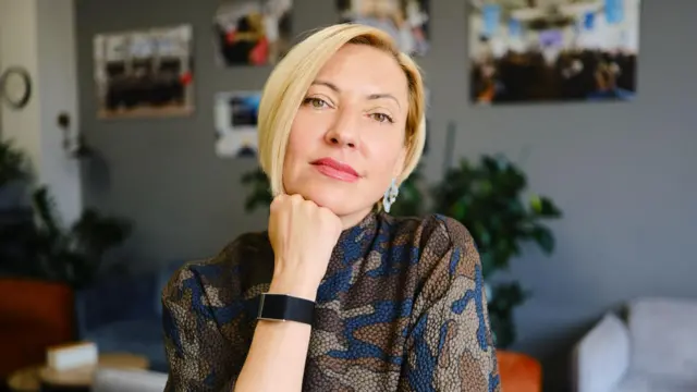 Жінка з білявим волоссям