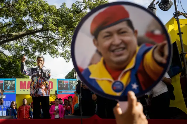 Maduro discursafrutinha caça níquelpalanque;frutinha caça níquelprimeiro plano, apoiador segura imagemfrutinha caça níquelex-presidente Hugo Chávez, mortofrutinha caça níquel2013