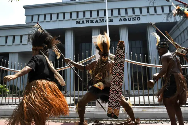 Sekelompok masyarakat adat berdemo di depan gedung Mahkamah Agung. 