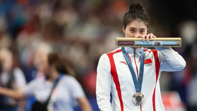 Atleta chinesa com medalhapixbet bônus de cadastrobronze e a mão nos rosto