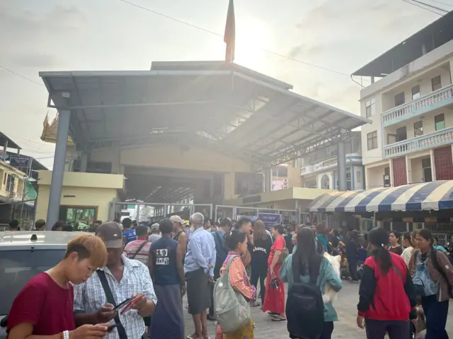 အမှတ် ၁ တံတားမှာ စောင့်ဆိုင်းနေကြတဲ့ စစ်ရှောင်ပြည်သူတွေ