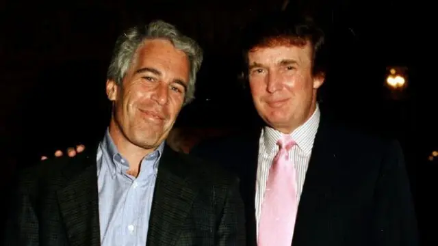 Jeffrey Epstein (esquerda) e Donald Trump em foto de 1997