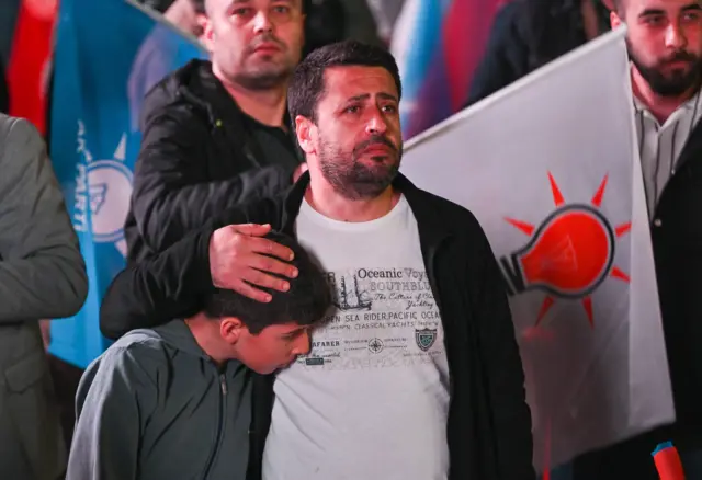 Les partisans de M. Erdogan se sont rassemblés devant le siège du parti AK après que les premiers résultats aient suggéré sa défaite à Ankara.