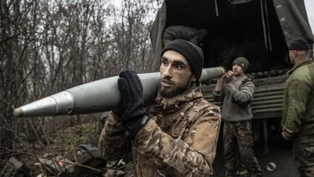 লঞ্চারে বসানোর জন্য রকেট নিয়ে যাওয়া হচ্ছে