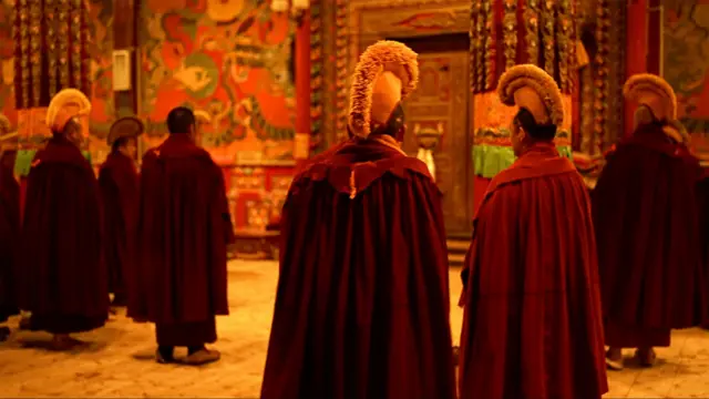 Monges de costas dentro de um monastério