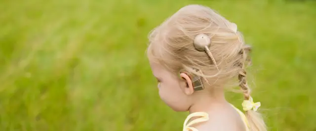 İşitme cihazı takan bir çocuk