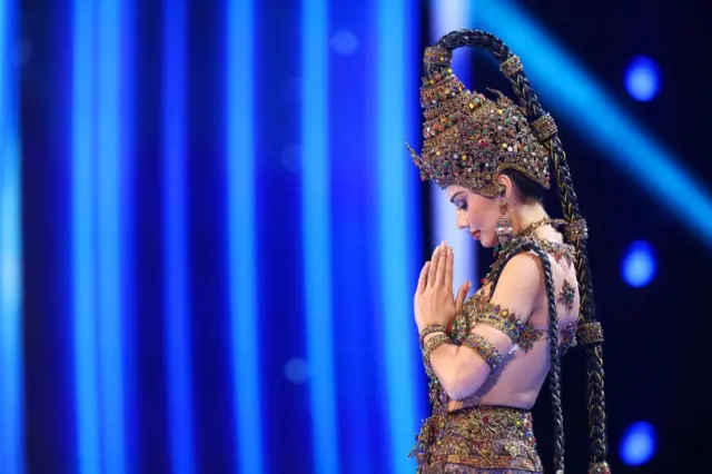 แอนโทเนีย โพซิ้ว นางงามตัวแทนประเทศไทยทำการแสดงในรอบชุดประจำชาติ "เทพธิดาอาณาจักรอยุธยา" ได้รับแรงบันดาลใจจากรูปปั้น "พระแม่ธรณี"