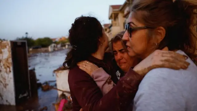 महापुरात घाबरलेलं कुटुंब 