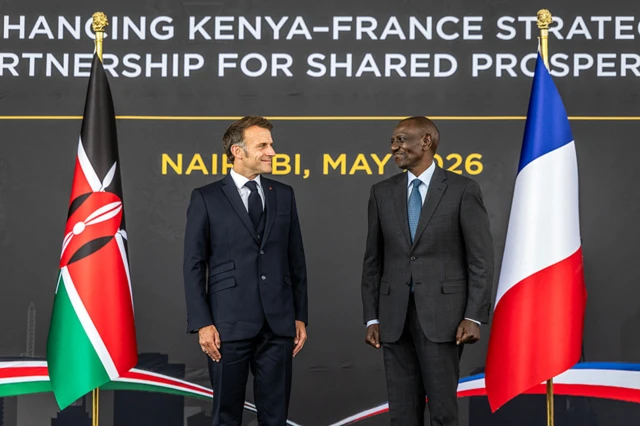 Le président français Emmanuel Macron (à gauche) et le président kényan William Ruto (à droite) réagissent lors d'une réception à la State House avant le sommet Africa Forward : Partenariats Afrique-France pour l'innovation et la croissance à Nairobi, le 10 mai 2026.