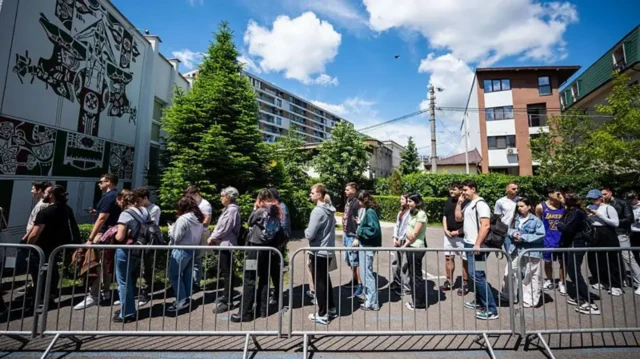 На деяких дільницях у Бухаресті навіть вишикувалися черги