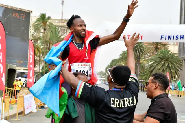 ዕዉት ማራቶን ኣስመራ 2024 ዓወት ሃብተ ድሕሪ ዓወቱ ብደገፍቱ ተሓንጊሩ እንከሎ ዘርኢ ስእሊ