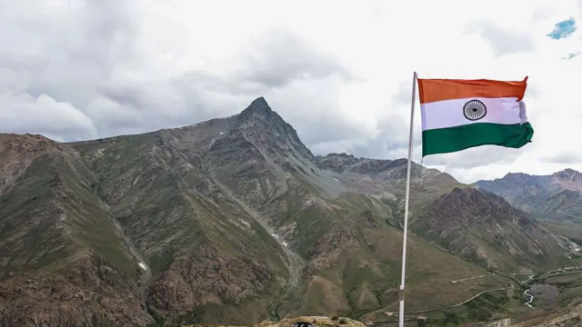 टाइगर हिल पर फ़हराता तिरंगा