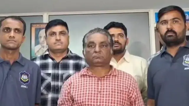 નકલી જેલર, સુરત લાજપોલ જેલ, બ્લેકમેઇલિંગ, બીબીસી ગુજરાતી, 