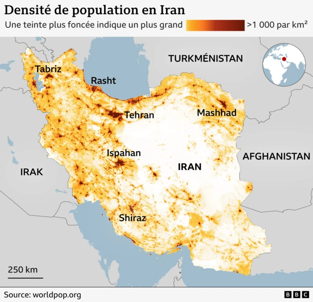 Une carte régionale de la BBC met en évidence l'Iran en blanc, son nom étant en noir. Téhéran se situe au nord du pays, Tabriz et Rasht au nord-ouest, Mashhad au nord-est et Ispahan au sud de la capitale. Shiraz, au sud, est également indiquée. Les pays voisins apparaissent en gris. Veuillez traduire tous les mots ici pour les personnes malvoyantes.