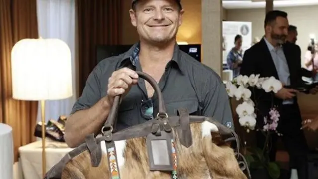 Steve Zahn, ambaye aliigiza katika mfululizo wa filamu iliyoshinda Emmy ya HBO, The White Lotus, pia ni shabiki wa mifuko hiyo.