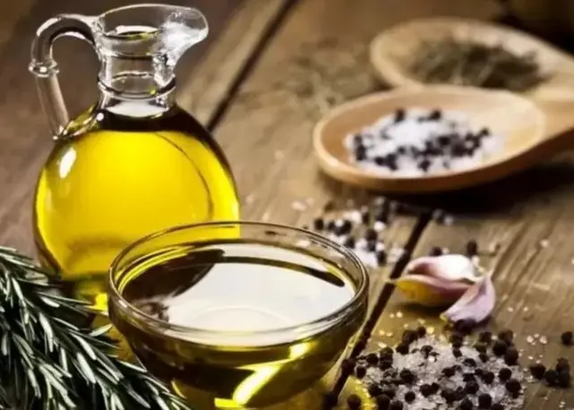 Bouteille d'huile sur une table