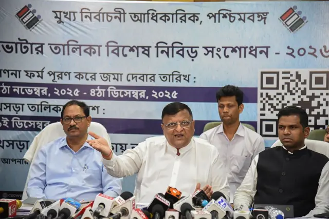 পশ্চিমবঙ্গের মুখ্য নির্বাচনী আধিকারিক মনোজ আগরওয়ালের (মাঝে) সংবাদ সম্মেলন - ফাইল ছবি