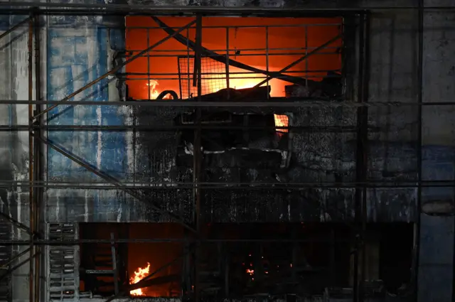 แ﻿ม้ภายนอกไฟจะเริ่มสงบ แต่ด้านในไฟยังลุกโหมรุนแรง