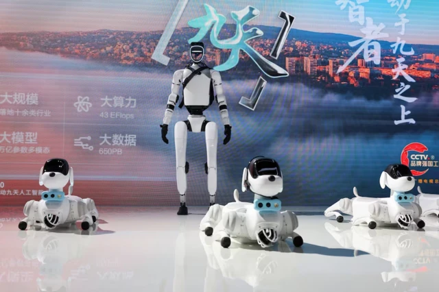 Robot hình người và hình chó ở hội nghị