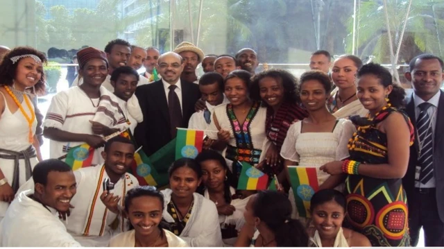 Dr. Jiinenus barattoota Itoophiyaa bara 2011 Chaayinaa daawwatan keessa ture