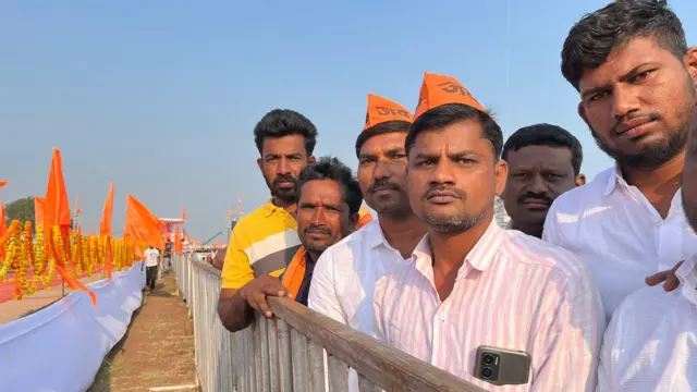 किरण पंडितराव खरात त्यांच्या गावातल्या काही लोकांसोबत सभा ऐकण्यासाठी आले होते.