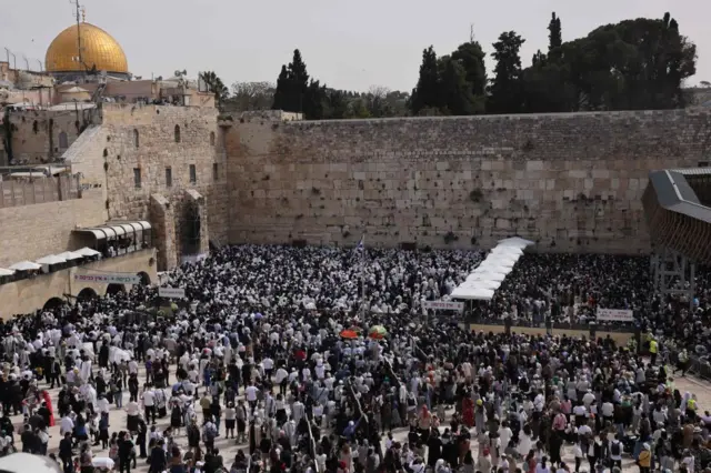 ရဲလုံခြုံရေး အပြည့်နဲ့ ပြုလုပ်တဲ့ Passover ဝတ်ပြုဆုတောင်းပွဲ