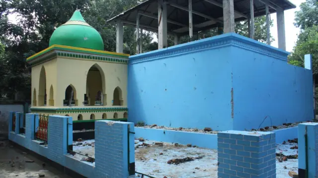 হামলা ভাঙচুরের পর মাজারের চিত্র