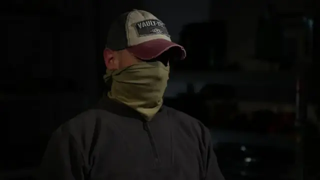 آقای روسلان که چهره‌اش کاملا با پارچه پوشیده و کلاهی به سر دارد