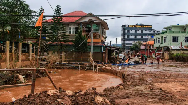 ရာဂီမုန်တိုင်း ပြီးနောက် ရွှံ့နွံတွေဖုံးလွမ်းသွားတဲ့ ကလောမြို့လယ်ခေါင် နဲ့ ကလောချောင်း
