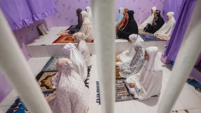 Narapidana perempuan menunaikan salat selama Ramadan di Lembaga Pemasyarakatan Perempuan Kelas IIA di Pekanbaru, Provinsi Riau, Indonesia.
