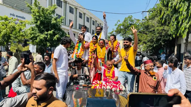 રાજકોટની સ્થાનિક સ્વરાજની ચૂંટણીમાં કૉંગ્રેસ ઉમેદવારો તેમના વિજય સરઘસ દરમિયાન