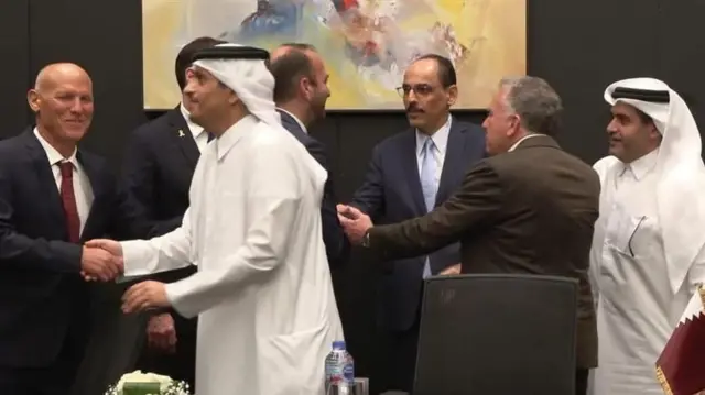 बीबीसीचे प्रतिनिधी रश्दी अबू अलोफ यांनी गाझा येथे मिळवलेले हे फोटो शांतता करारावरील चर्चेच्या तिसऱ्या दिवसाचे आहेत.