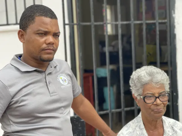 Denise Pichardo y un trabajador social de Caminante escucha a los niños migrantes haitianos en mayo de 2023.