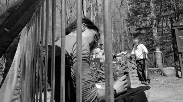 마라톤 대회 중 체크 포인트에 있는 재스민 패리스 