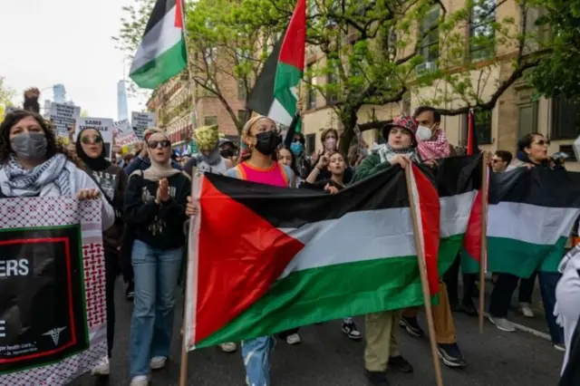 अमेरिका में न्यूयॉर्क यूनिवर्सिटी कैंपस के बाहर फ़लस्तीन के समर्थन में प्रदर्शन