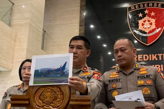 Kepala Biro Penerangan Masyarakat Divisi Humas Polri, Brigjen Ahmad Ramadhan memperlihatkan foto pesawat Polri jenis Boeing 737-800 NG dalam jumpa pers di Mabes Polri, Jakarta, Jumat (14/07).