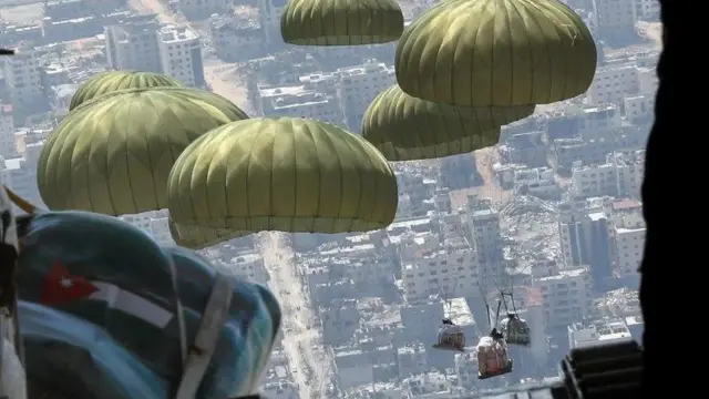 جانب من المساعدات كان يلقى بالمناطيد