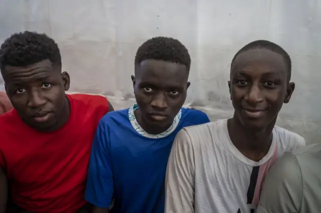 30 Eylül 2023'te İspanya'ya ulaşmak isterken denizden kurtarılan Afrikalı göçmenler