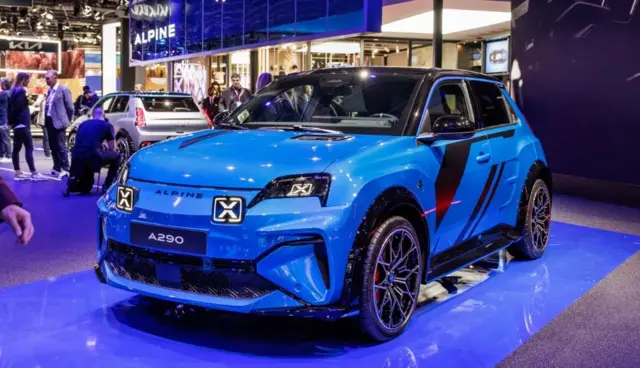 نمای جلوی آلپین A290 در نمایشگاه خودروی پاریس