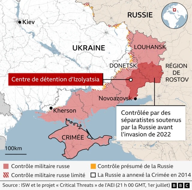 Carte agrandie du sud-est de l'Ukraine, montrant la ligne de front actuelle et les zones contrôlées par les séparatistes soutenus par la Russie avant l'invasion à grande échelle de 2022. Elle indique Novoazovsk (sur la côte sud, près de la frontière avec la Russie), Kherson (sous contrôle ukrainien mais proche de la ligne de front) et Izolyatsia, dans la région de Donetsk, qui reste sous contrôle militaire russe.