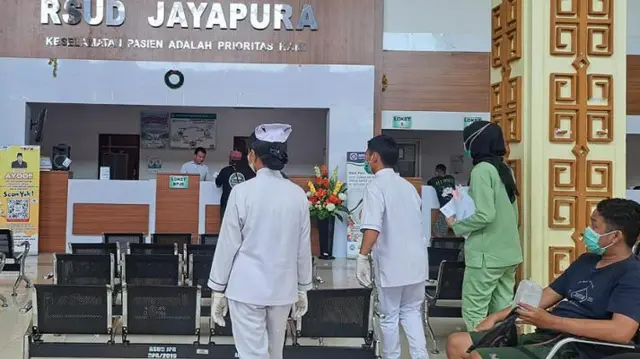 Pasien di RSUD Jayapura mengaku harus menunggu setidaknya dua jam lebih untuk konsultasi dan pemeriksaan dengan dokter yang bertugas.