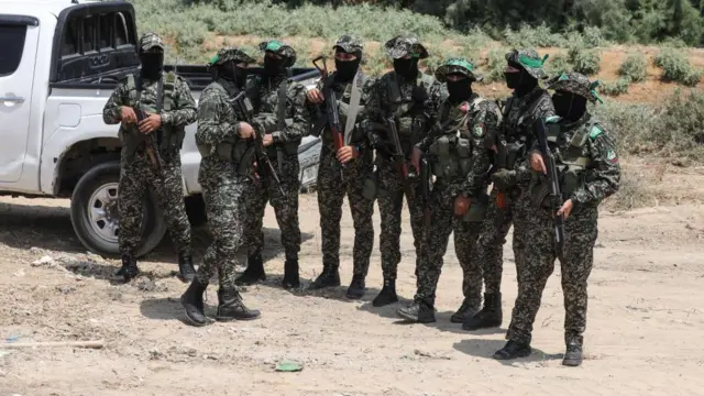 Anggota-anggota yang mengenakan penutup muka dari Brigade al-Qassam, sayap militer Hamas pada Agustus 2022