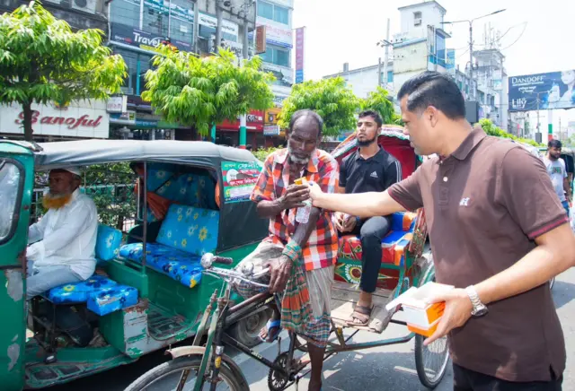 বিভিন্ন প্রতিষ্ঠান ও ব্যক্তিকে পানি ও স্যালাইন বিতরণ করতে দেখা যায়