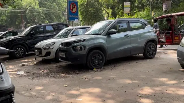 छात्रों का आरोप है कि जिन जगहों पर छात्रों के लिए बेंच लगाकर बैठने की व्यस्था की गई थी, वहाँ स्थानीय लोगों की गाड़ियाँ पार्क होती है.