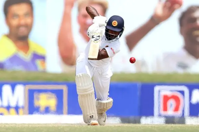 කමිඳු මෙන්ඩිස් ගාල්ල, රිච්මන්ඩ් විද්‍යාලයේ ආදි ශිෂ්‍යයෙකු වන අතර, ඔහු ක්‍රිකට් ක්‍රීඩාව ආරම්භ කළේ, එම විද්‍යාලයෙනි