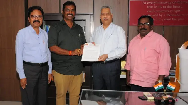 ఆర్టీసీ ఎండీ ద్వారకా తిరుమల రావును కలిసి వినతిపత్రం సమర్పిస్తున్న ఉద్యోగుల నేతలు