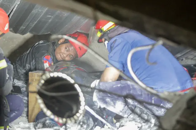 Tim SAR gabungan mencari korban bangunan mushalla yang ambruk di Pondok Pesantren (Ponpes) Al Khoziny di Kecamatan Buduran, Sidoarjo, Jawa Timur, Senin (29/9/2025) malam. Berdasarkan data Badan SAR Nasional terdapat 100 orang santri menjadi korban dalam peristiwa itu, 99 orang berhasil diselamatkan dimana delapan orang dievakuasi tim SAR gabungan dan 91 orang melakukan evakuasi mandiri setelah kejadian, sementara satu orang dilaporkan meninggal dunia. 