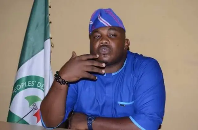 Micheal Ogunsina wọ aṣọ olomi aro, o n sọrọ