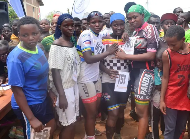 Abakenyezi babonye ari imbonekarimwe kubona abakobwa bahiganwa mu kunyonga ikinga i Gihanga