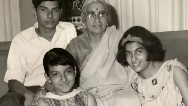 தன் பேரக்குழந்தைகளுடன் அம்மு சுவாமிநாதன்